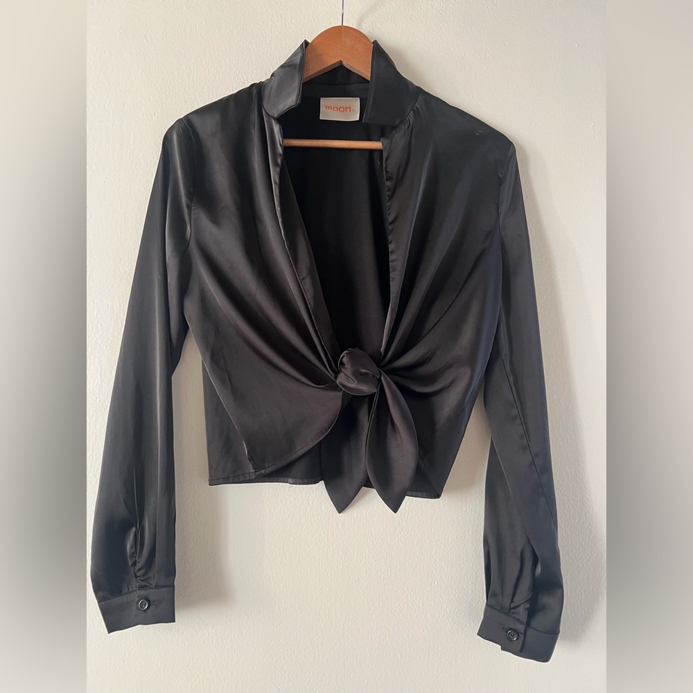 Long sleeve silk/satin textured* shirt tie knot